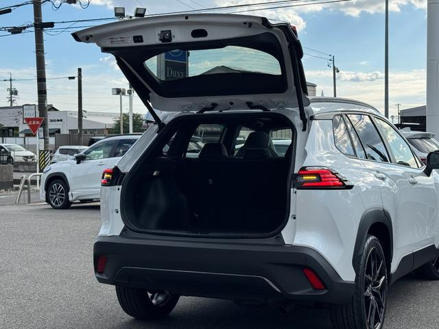 カローラクロス GRスポーツ 【専用ブレーキキャリパー!パノラマルーフ!】パノラミックビューモニター アダプティブハイビーム ハンズフリーパワーバッグドア LEDリアフォグランプ ナノイーX AC100V電源 10.5DA BSM(28枚目)