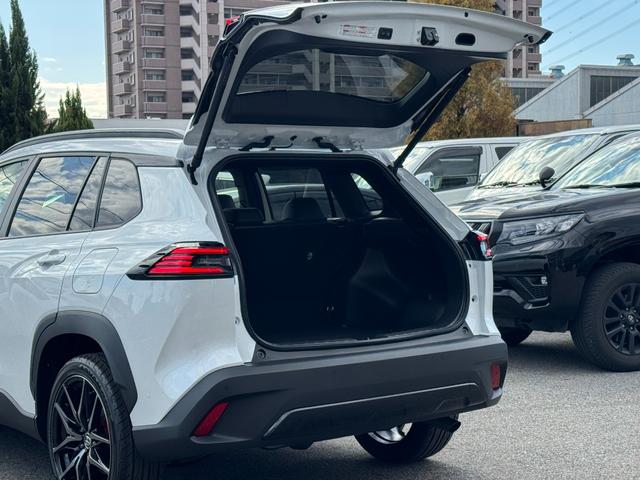 カローラクロス GRスポーツ 【専用ブレーキキャリパー!パノラマルーフ!】パノラミックビューモニター アダプティブハイビーム ハンズフリーパワーバッグドア LEDリアフォグランプ ナノイーX AC100V電源 10.5DA BSM(29枚目)