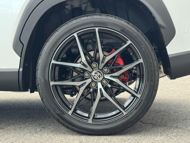 カローラクロス GRスポーツ 【専用ブレーキキャリパー!パノラマルーフ!】パノラミックビューモニター アダプティブハイビーム ハンズフリーパワーバッグドア LEDリアフォグランプ ナノイーX AC100V電源 10.5DA BSM(38枚目)