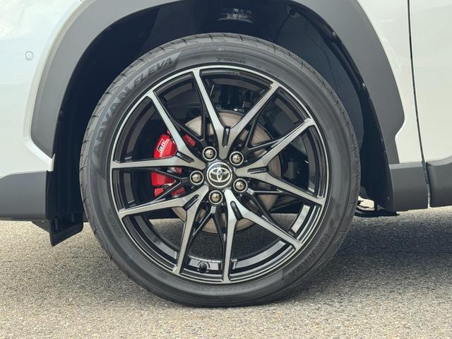 カローラクロス GRスポーツ 【専用ブレーキキャリパー!パノラマルーフ!】パノラミックビューモニター アダプティブハイビーム ハンズフリーパワーバッグドア LEDリアフォグランプ ナノイーX AC100V電源 10.5DA BSM(39枚目)