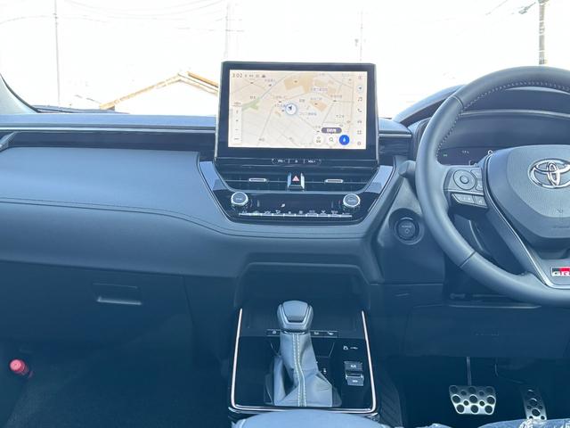 カローラクロス GRスポーツ 【専用ブレーキキャリパー!パノラマルーフ!】パノラミックビューモニター アダプティブハイビーム ハンズフリーパワーバッグドア LEDリアフォグランプ ナノイーX AC100V電源 10.5DA BSM(42枚目)