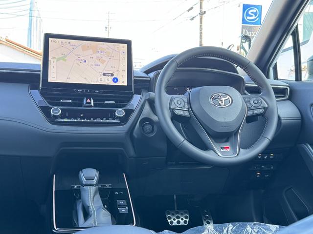 カローラクロス GRスポーツ 【専用ブレーキキャリパー!パノラマルーフ!】パノラミックビューモニター アダプティブハイビーム ハンズフリーパワーバッグドア LEDリアフォグランプ ナノイーX AC100V電源 10.5DA BSM(43枚目)