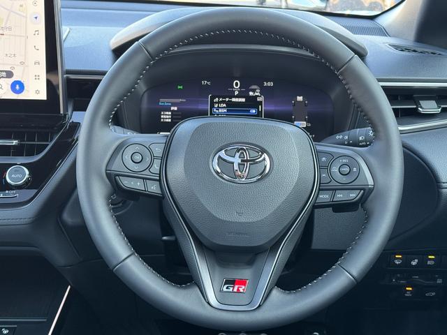 カローラクロス GRスポーツ 【専用ブレーキキャリパー!パノラマルーフ!】パノラミックビューモニター アダプティブハイビーム ハンズフリーパワーバッグドア LEDリアフォグランプ ナノイーX AC100V電源 10.5DA BSM(44枚目)