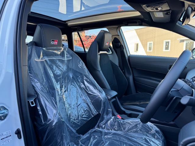 カローラクロス GRスポーツ 【専用ブレーキキャリパー!パノラマルーフ!】パノラミックビューモニター アダプティブハイビーム ハンズフリーパワーバッグドア LEDリアフォグランプ ナノイーX AC100V電源 10.5DA BSM(70枚目)