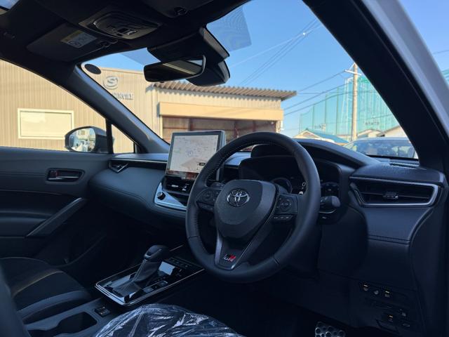 カローラクロス GRスポーツ 【専用ブレーキキャリパー!パノラマルーフ!】パノラミックビューモニター アダプティブハイビーム ハンズフリーパワーバッグドア LEDリアフォグランプ ナノイーX AC100V電源 10.5DA BSM(71枚目)