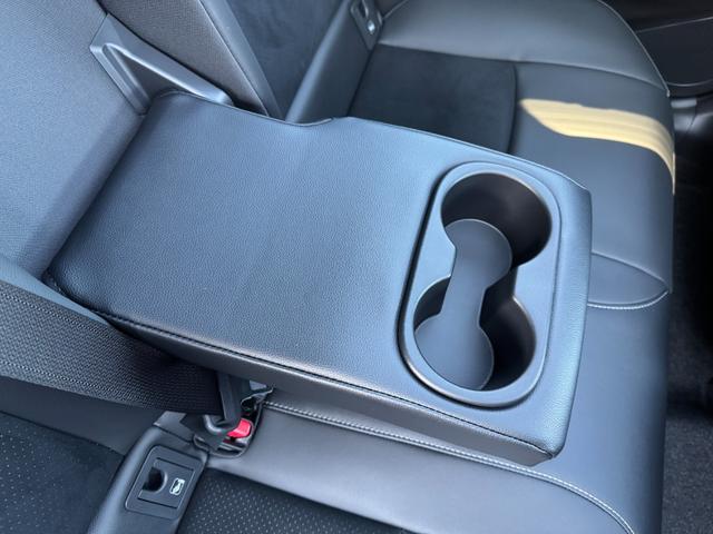 カローラクロス GRスポーツ 【専用ブレーキキャリパー!パノラマルーフ!】パノラミックビューモニター アダプティブハイビーム ハンズフリーパワーバッグドア LEDリアフォグランプ ナノイーX AC100V電源 10.5DA BSM(74枚目)