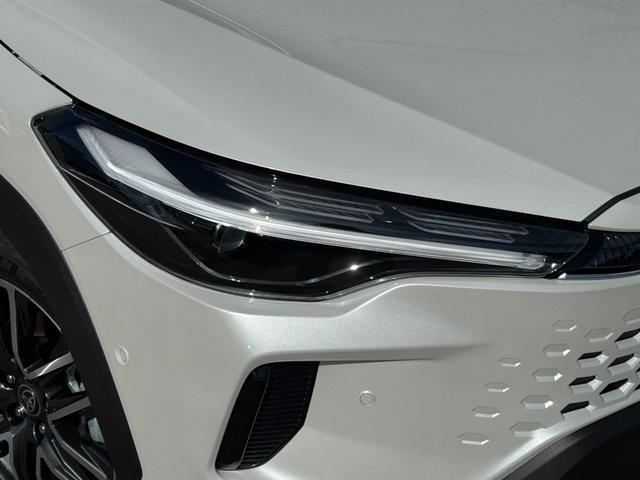 カローラクロス ハイブリッド Z 【登録済未使用車!パノラマルーフ!】パノラミックビューモニター! ブラインドスポットモニター アドバンストパーク 10.5インチディスプレイオーディオ ハンズフリーパワーバッグドア AC100V電源!(11枚目)