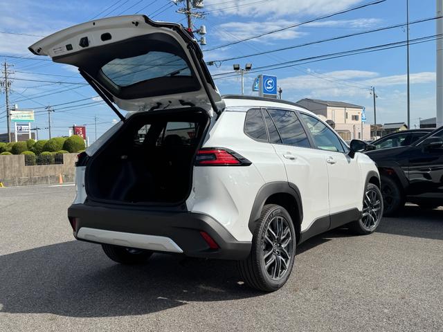 カローラクロス ハイブリッド Z 【登録済未使用車!パノラマルーフ!】パノラミックビューモニター! ブラインドスポットモニター アドバンストパーク 10.5インチディスプレイオーディオ ハンズフリーパワーバッグドア AC100V電源!(27枚目)