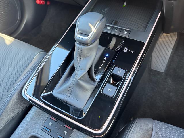 カローラクロス ハイブリッド Z 【パノラミックビューモニター!!パノラマルーフ!】ワイヤレス充電 アドバンスドパーク ハンドルヒーター AC100V パワーバッグドア 10.5インチディスプレイオーディオ ブラインドスポットモニター(62枚目)