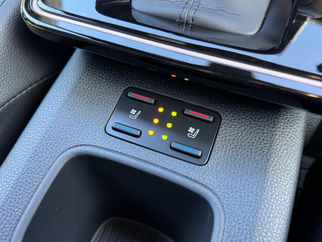 カローラクロス ハイブリッド Z 【パノラミックビューモニター!!パノラマルーフ!】ワイヤレス充電 アドバンスドパーク ハンドルヒーター AC100V パワーバッグドア 10.5インチディスプレイオーディオ ブラインドスポットモニター(63枚目)