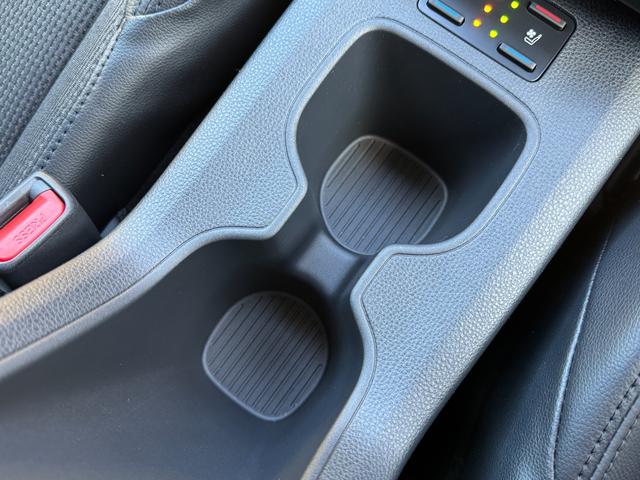 カローラクロス ハイブリッド Z 【パノラミックビューモニター!!パノラマルーフ!】ワイヤレス充電 アドバンスドパーク ハンドルヒーター AC100V パワーバッグドア 10.5インチディスプレイオーディオ ブラインドスポットモニター(64枚目)