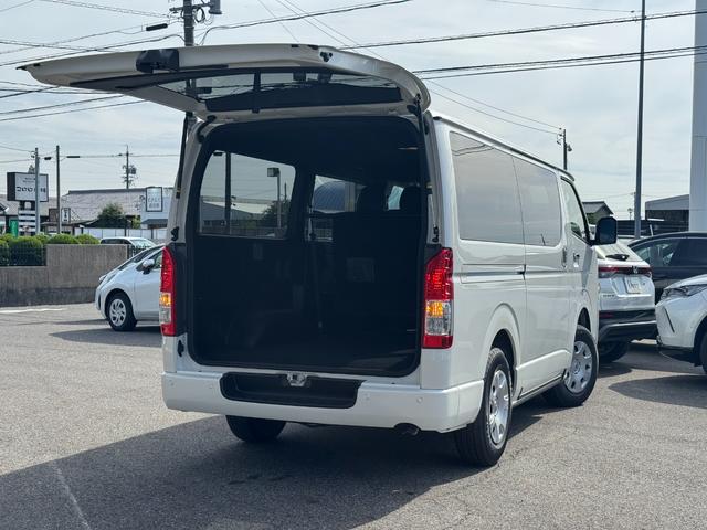 ハイエースバン スーパーＧＬ　ダークプライムＩＩ　【パノラミックビューモニター！デジタルインナーミラー！】寒冷地仕様　両側パワースライドドア　２０周年限定スカッフプレート　ウッドコンビハンドル　ＬＥＤヘッドライト　プッシュスタート　イージークローザー（22枚目）