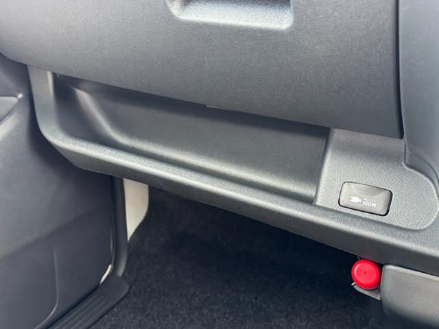 ハイエースバン スーパーＧＬ　ダークプライムＩＩ　【パノラミックビューモニター！デジタルインナーミラー！】寒冷地仕様　両側パワースライドドア　２０周年限定スカッフプレート　ウッドコンビハンドル　ＬＥＤヘッドライト　プッシュスタート　イージークローザー（59枚目）