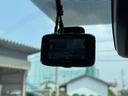 【ドラレコ】オプションにて、デジタルミラー型のドライブレコーダーに変更も可能です!後方の視界が広がり、安心してお乗りいただけます!事故や煽り運転のどの緊急時にも、重宝されるオプションになっております!