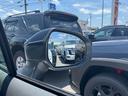 【ブラインドスポットモニター】ミラーに映らない死角に車両がいる場合、サイドミラーに設置されたマーカーが光って危険をお知らせします!他にも安全装置が多数装備されたおりますので、是非ご来店くださいませ!!