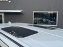 【ガラスルーフ】開放感たっぷりのガラスルーフが装着されています!車内に明かりを取り入れたり景色を楽しむのに、最適です!また、車内には遮光シェードが装備されておりますので、夏の暑い日でも快適に使えます!