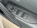 【パワーウィンドウ】全席オートパワーウィンドウを装備しております!一度ボタンを押し込むだけで、前回まで開閉が可能ですので、とっても便利な機能です!夜間はスイッチの部分が光りますので視認性もございます!