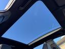 【ガラスルーフ】開放感たっぷりのガラスルーフが装着されています！車内に明かりを取り入れたり景色を楽しむのに、最適です！また、車内には遮光シェードが装備されておりますので、夏の暑い日でも快適に使えます！