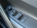 【パワーウィンドウ】全席オートパワーウィンドウを装備しております！一度ボタンを押し込むだけで、前回まで開閉が可能ですので、とっても便利な機能です！夜間はスイッチの部分が光りますので視認性もございます！