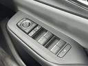 【パワーウィンドウ】全席オートパワーウィンドウを装備しております！一度ボタンを押し込むだけで、前回まで開閉が可能ですので、とっても便利な機能です！夜間はスイッチの部分が光りますので視認性もございます！