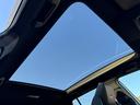 【ガラスルーフ】開放感たっぷりのガラスルーフが装着されています！車内に明かりを取り入れたり景色を楽しむのに、最適です！また、車内には遮光シェードが装備されておりますので、夏の暑い日でも快適に使えます！