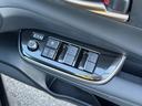 【パワーウィンドウ】全席オートパワーウィンドウを装備しております!一度ボタンを押し込むだけで、前回まで開閉が可能ですので、とっても便利な機能です!夜間はスイッチの部分が光りますので視認性もございます!
