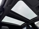【ガラスルーフ】開放感たっぷりのガラスルーフが装着されています！車内に明かりを取り入れたり景色を楽しむのに、最適です！また、車内には遮光シェードが装備されておりますので、夏の暑い日でも快適に使えます！