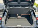 【トランクルーム】リアシートを倒すことで、収納スペースを広げられます！人が横になれるぐらいのスペースです！また、片側だけ後部座席を倒すこともできますので、シチュエーションに合わせて、お使いいただけます