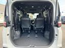 【トランクルーム】リアシートを倒すことで、収納スペースを広げられます!人が横になれるぐらいのスペースです!また、片側だけ後部座席を倒すこともできますので、シチュエーションに合わせて、お使いいただけます