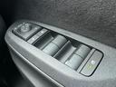【パワーウィンドウ】全席オートパワーウィンドウを装備しております!一度ボタンを押し込むだけで、前回まで開閉が可能ですので、とっても便利な機能です!夜間はスイッチの部分が光りますので視認性もございます!