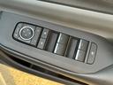 【パワーウィンドウ】全席オートパワーウィンドウを装備しております！一度ボタンを押し込むだけで、前回まで開閉が可能ですので、とっても便利な機能です！夜間はスイッチの部分が光りますので視認性もございます！