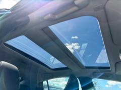 【ガラスルーフ】開放感たっぷりのガラスルーフが装着されています！車内に明かりを取り入れたり景色を楽しむのに、最適です！また、車内には遮光シェードが装備されておりますので、夏の暑い日でも快適に使えます！ 6