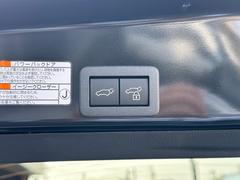 【電動リアゲート】ボタン一つでリアゲートの開閉が可能です！また、スマートキーにもボタンがございますので、遠距離からでも開閉が可能です！運転席からの操作でも開閉が可能となっております！ご体感ください！！ 6