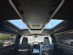 【ガラスルーフ】開放感たっぷりのガラスルーフが装着されています！車内に明かりを取り入れたり景色を楽しむのに、最適です！また、車内には遮光シェードが装備されておりますので、夏の暑い日でも快適に使えます！ 5