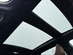【ガラスルーフ】開放感たっぷりのガラスルーフが装着されています！車内に明かりを取り入れたり景色を楽しむのに、最適です！また、車内には遮光シェードが装備されておりますので、夏の暑い日でも快適に使えます！ 5