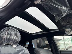 【ガラスルーフ】開放感たっぷりのガラスルーフが装着されています！車内に明かりを取り入れたり景色を楽しむのに、最適です！また、車内には遮光シェードが装備されておりますので、夏の暑い日でも快適に使えます！ 5