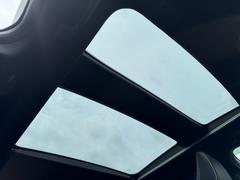 【ガラスルーフ】開放感たっぷりのガラスルーフが装着されています！車内に明かりを取り入れたり景色を楽しむのに、最適です！また、車内には遮光シェードが装備されておりますので、夏の暑い日でも快適に使えます！ 5