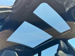 【ガラスルーフ】開放感たっぷりのガラスルーフが装着されています！車内に明かりを取り入れたり景色を楽しむのに、最適です！また、車内には遮光シェードが装備されておりますので、夏の暑い日でも快適に使えます！ 5