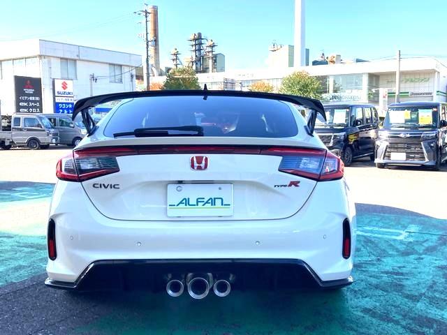 プライバシーガラス付きで車内のセキュリティも安心。ＵＶカット機能まで付いてて女性に優しいです。