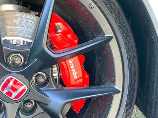 ブレンボキャリパーが標準装備で、放熱性が高く安定感・安心感があります。