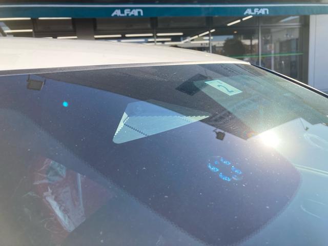 衝突被害軽減システム付！前方をミリ波レーダーやカメラ等で検出！警報ブザー等で危険を通知！万が一の場合ブレーキを作動させ、衝突回避、被害軽減をサポートします。※メーカーにより検出方法は異なります