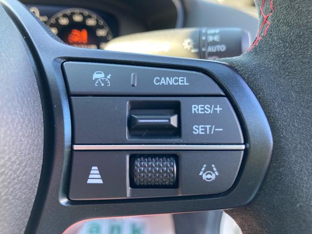 高速道路で便利なクルーズコントロール！アクセルを離しても一定速度で走行してくれるので、疲労改善にも繋がります。