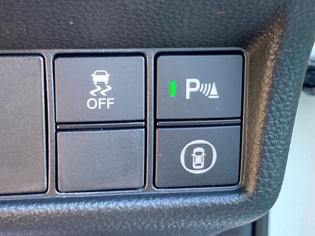 『パーキングセンサー』付きで、後方の障害物までの距離を、数段階の音で知らせてくれます。