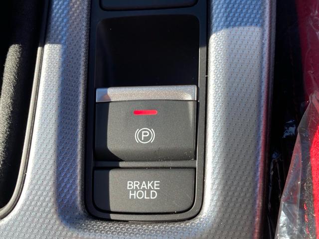 オートブレーキホールド付き電動パーキング！『ＨＯＬＥＤ』スイッチをＯＮにしておけば、渋滞時や信号でブレーキを踏んで停車した時に、ブレーキペダルから足を離してもブレーキを保持してくれます。