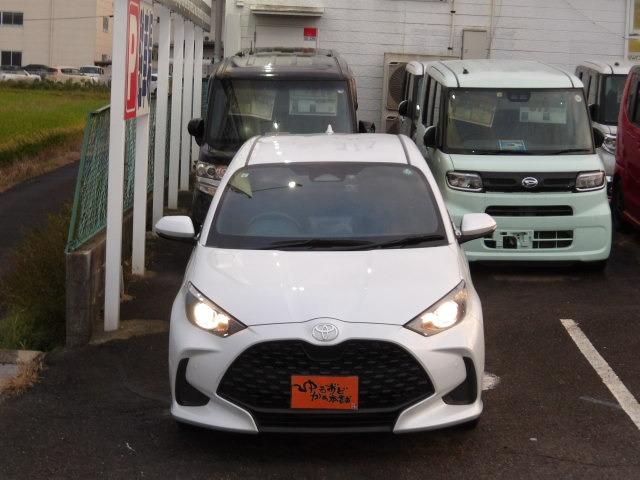 ヤリス Ｘ　ブルートゥース対応純正ディスプレイオーディオ　バックカメラ　衝突軽減ブレーキ　コーナーセンサー　ステアリングリモコン　ＥＴＣ　オートヘッドライト　オートハイビーム　レーンアシスト　フロアマット（4枚目）