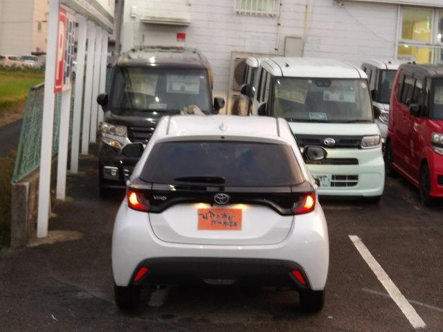 ヤリス Ｘ　ブルートゥース対応純正ディスプレイオーディオ　バックカメラ　衝突軽減ブレーキ　コーナーセンサー　ステアリングリモコン　ＥＴＣ　オートヘッドライト　オートハイビーム　レーンアシスト　フロアマット（5枚目）