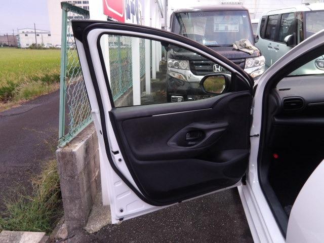 ヤリス Ｘ　ブルートゥース対応純正ディスプレイオーディオ　バックカメラ　衝突軽減ブレーキ　コーナーセンサー　ステアリングリモコン　ＥＴＣ　オートヘッドライト　オートハイビーム　レーンアシスト　フロアマット（46枚目）
