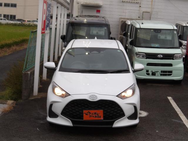 ヤリス Ｘ　ブルートゥース対応純正ディスプレイオーディオ　バックカメラ　衝突軽減ブレーキ　コーナーセンサー　ステアリングリモコン　ＥＴＣ　オートヘッドライト　オートハイビーム　レーンアシスト　フロアマット（4枚目）