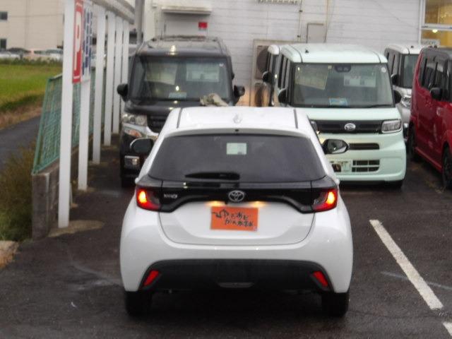 ヤリス Ｘ　ブルートゥース対応純正ディスプレイオーディオ　バックカメラ　衝突軽減ブレーキ　コーナーセンサー　ステアリングリモコン　ＥＴＣ　オートヘッドライト　オートハイビーム　レーンアシスト　フロアマット（5枚目）
