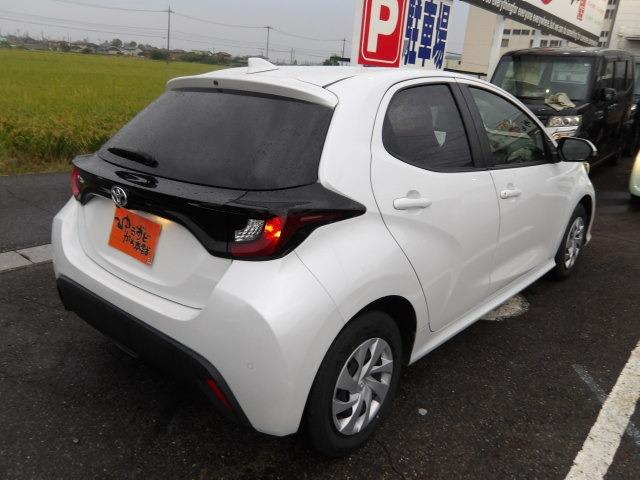ヤリス Ｘ　ブルートゥース対応純正ディスプレイオーディオ　バックカメラ　衝突軽減ブレーキ　コーナーセンサー　ステアリングリモコン　ＥＴＣ　オートヘッドライト　オートハイビーム　レーンアシスト　フロアマット（10枚目）